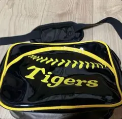 阪神タイガース　エナメルショルダーバッグ