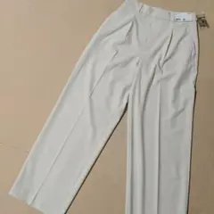 タグ付き　ユニクロ　タックワイドパンツ　ナチュラル　ホワイト