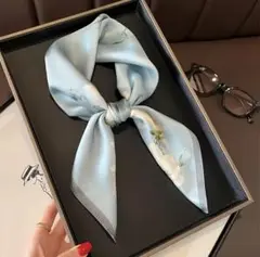 新品未使用★マグノリアの花のシルクスカーフ 水色ホワイトグレー　シルク100%