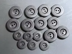 黒のプラスチックボタン