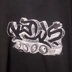 週末セール【ユニクロ×KAWS】立体ロゴ戦車　Tシャツ