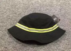 STUSSY 黒い反射ストライプ付きバケットハット