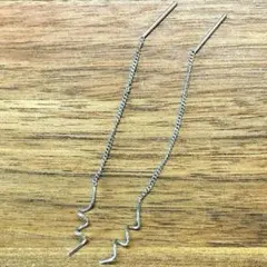 ウェーブデザインの金属製ピアス