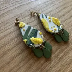ポリマークレイ ピアス　花柄ドロップ型ピアス イエロー グリーン