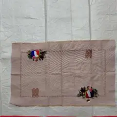 刺繍のあるベージュテーブルクロス