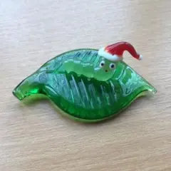 ガラス細工　葉っぱに乗る赤い帽子のあお虫くん