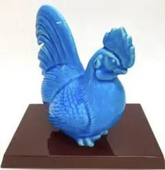青い陶器製　鶏の置物