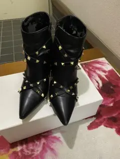 スタッズ付きブラックレザーブーツ