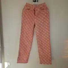 GUESS ロゴプリント ピンクデニムパンツ