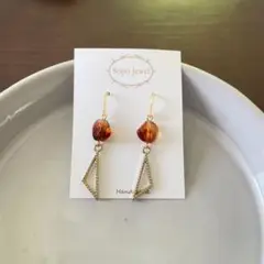 ハンドメイド　べっ甲風ビーズと三角の樹脂ピアス