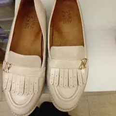 ベージュ フリンジ付きローファー