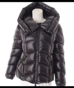 モンクレール(MONCLER)のショートダウン AKEBIA