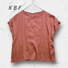 Y4540【KBF+】サテン風ブラウス バックボタン フレンチスリーブ ブラウン