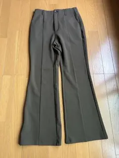 ジーユー　カットソーフレアスラックス　ブラウン
