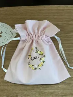 バラ刺繍入りピンク巾着袋