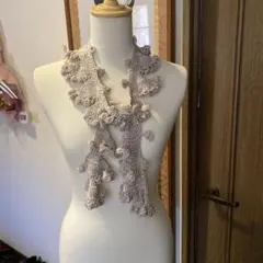 プロ作家作品ベージュ フリルニットマフラー