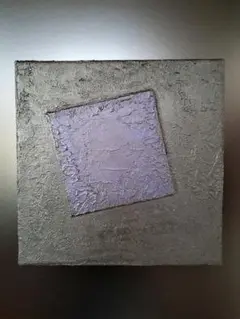 立体的な紫色のアート作品