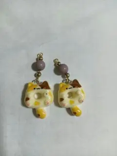 ドーナツ三毛猫とビーズのチャーム　ピアス、イヤリング、ストラップいずれも加工OK