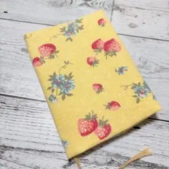 YUWAいちご柄　ブックカバー 文庫本サイズ しおり付き ハンドメイド