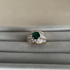 超美品　緑色の宝石付き金色リング　ゴールドカラー