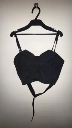 黒のクロップドビスチェ
