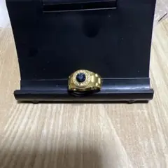 ゴールドにジルコニア真ん中にサファイアをあしらえてる大人のRING