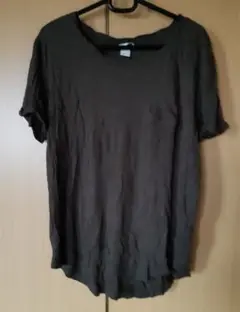 H&M　カーキ色　Tシャツ