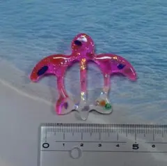 ③　ハワイアンホヌのレジンピンバッジ