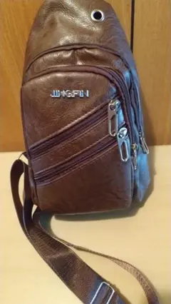 JIN-GPIN メンズボディバック ブラウン 合成革 スタイリッシュ デザイン