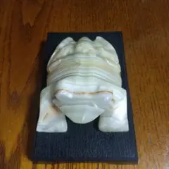 カエル彫刻 黒い木製台座付き