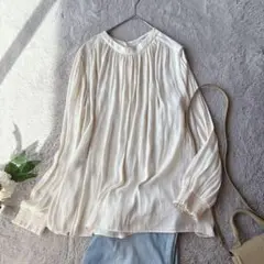 美品(M)長袖シャツ/シャーリング/ブラウス/ノーカラー/薄手/ベージュ