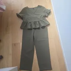 オリーブ色フリル付きセットアップ