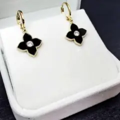 A971【純銀製⭐】フープピアス 幸せの四ツ葉 揺れる 上品 K18YG×黒