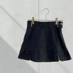3570【ナイキ】ミニスカート　１４０　子供　女の子　ダークグレー　レッド