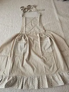 ベージュの水玉模様エプロン