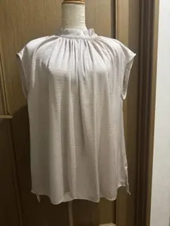 ノースリーブシャツ ライトベージュ プリーツデザイン