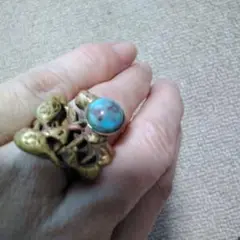 青い石の装飾的リング