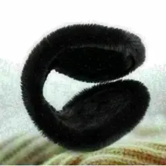 黒いファー耳あて