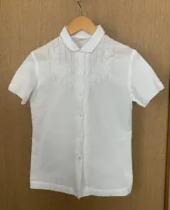 白い刺繍入り半袖シャツ