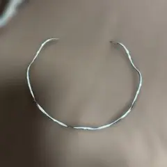 シンプルな金属製チョーカー