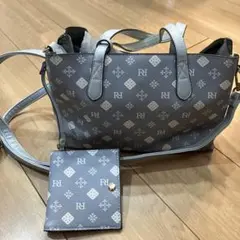 グレー ロゴ入り ショルダーバッグ