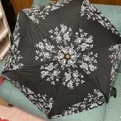 黒地に白いバラの花柄 折りたたみ日傘