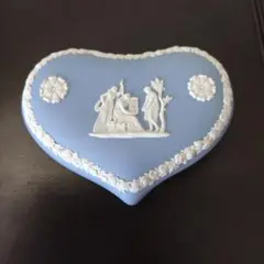 WEDGWOOD　青いハート型小物入れ