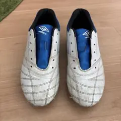 umbro スパイクシューズ ホワイト/ブルー　22.5cm