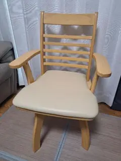 回転式木製ダイニングチェア クリーム色　肘付き