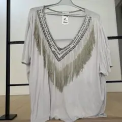 フリンジ付きライトグレーTシャツ