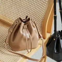 ガリャルダガランテ　Sleekドローストリングショルダーバッグ　キャメル　牛革