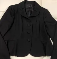 LANVINの黒のショートジャケットです。
