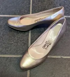 Salvatore Ferragamoのシャンパンゴールド 5cmヒールです。