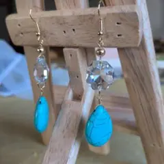ターコイズとクリスタルのダングルピアス